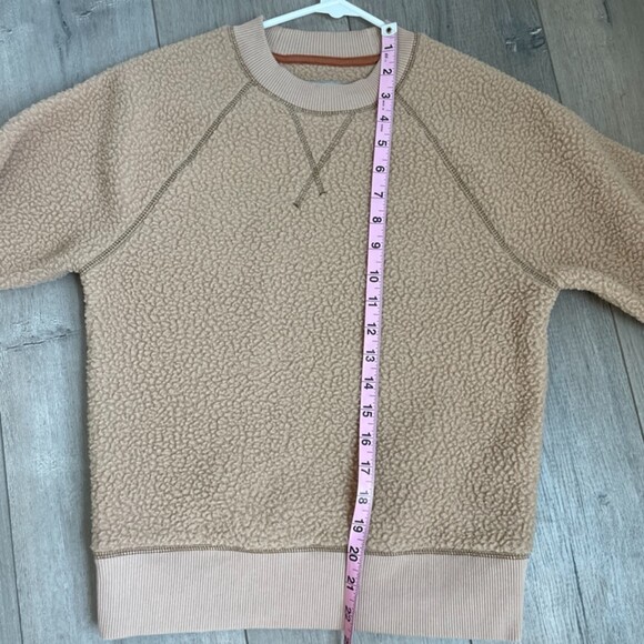Everlane The ReNew Fleece Raglan Sweatshirt in camel - Picture 9 of 10